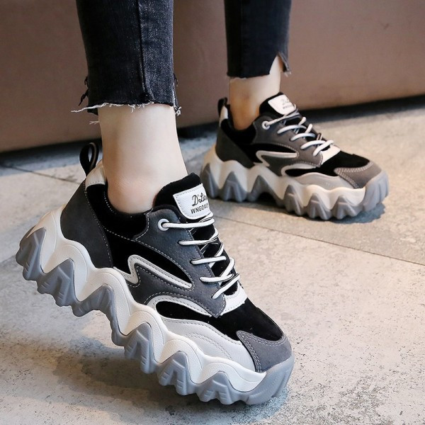 Kareda talla ja embleemiga vabaaja naiste tossud