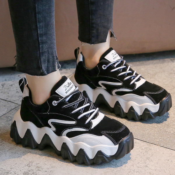 Kareda talla ja embleemiga vabaaja naiste tossud