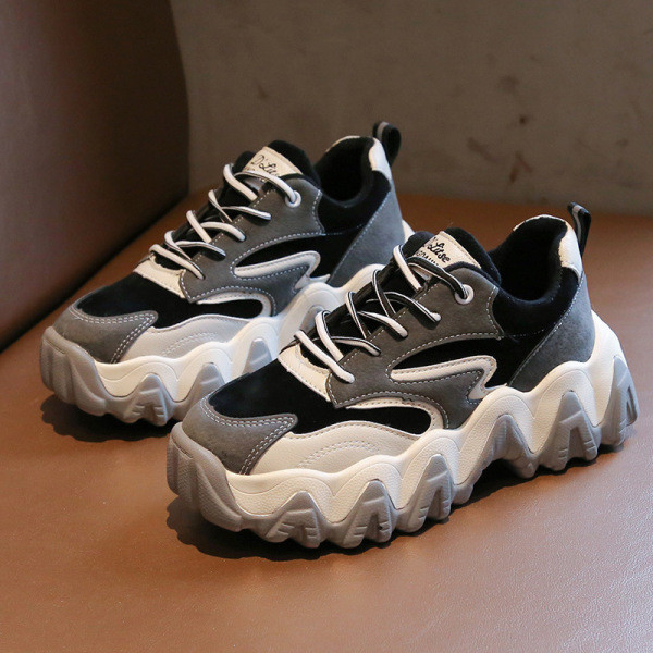 Kareda talla ja embleemiga vabaaja naiste tossud