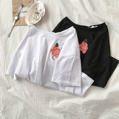 Ежедневна дамска тениска с къс ръкав и флорална бродерия
