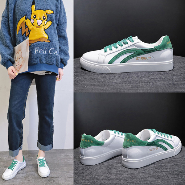 Moodsad naiste tossud seemisnahast elemendi ja lameda tallaga