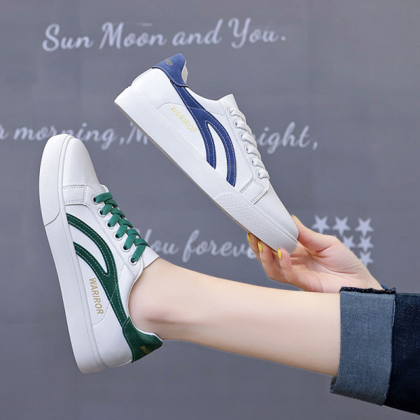 Moodsad naiste tossud seemisnahast elemendi ja lameda tallaga