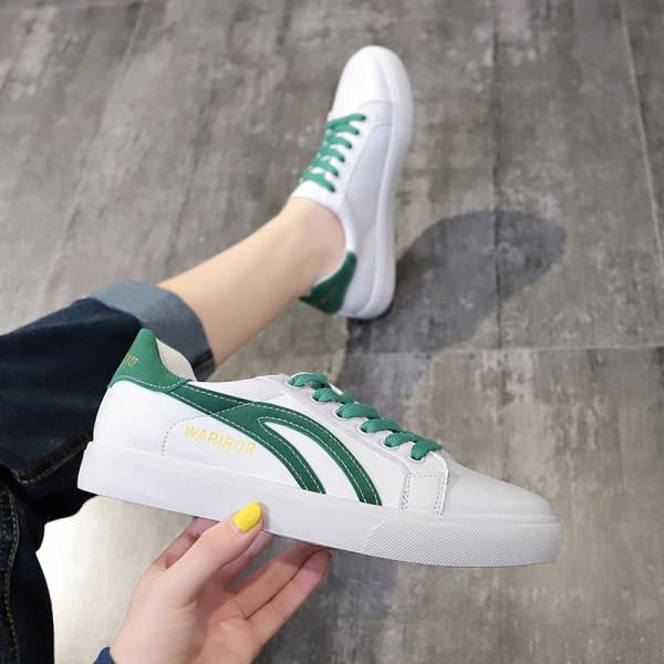 Moodsad naiste tossud seemisnahast elemendi ja lameda tallaga