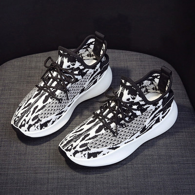 Sportos-alkalmi női tornacipő fűzővel és lapos talppal