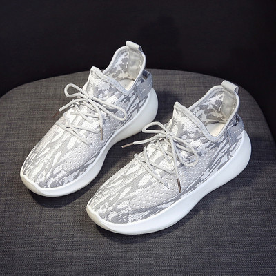 Sportos-alkalmi női tornacipő fűzővel és lapos talppal