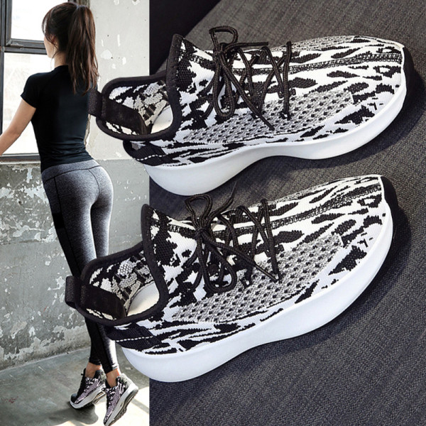 Sportos-alkalmi női tornacipő fűzővel és lapos talppal