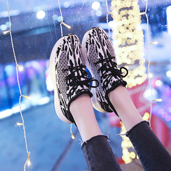 Sportos-alkalmi női tornacipő fűzővel és lapos talppal