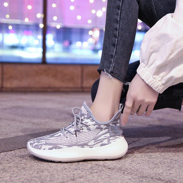 Sportos-alkalmi női tornacipő fűzővel és lapos talppal