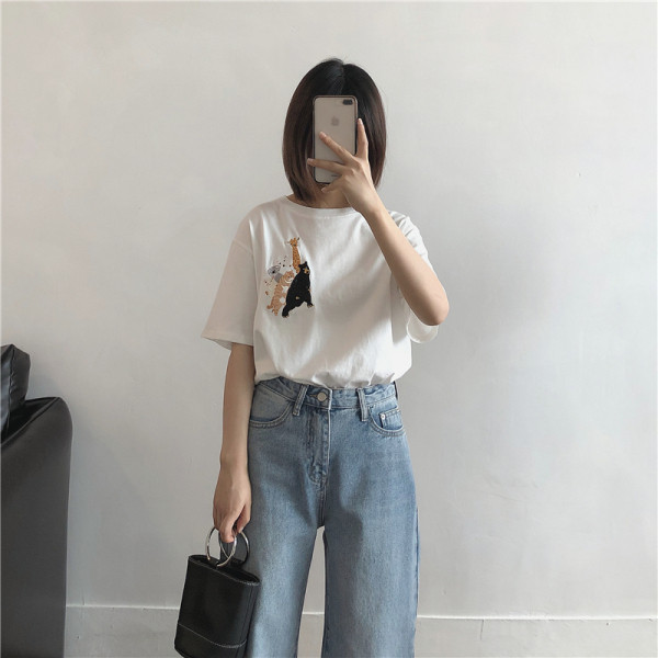 Uue mudeli puuvillane valge lühikeste varrukate ja loomatikandiga T-särk