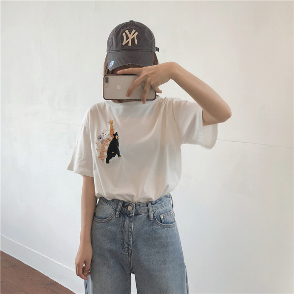 Uue mudeli puuvillane valge lühikeste varrukate ja loomatikandiga T-särk