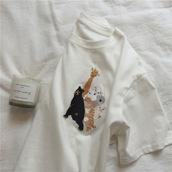 Uue mudeli puuvillane valge lühikeste varrukate ja loomatikandiga T-särk