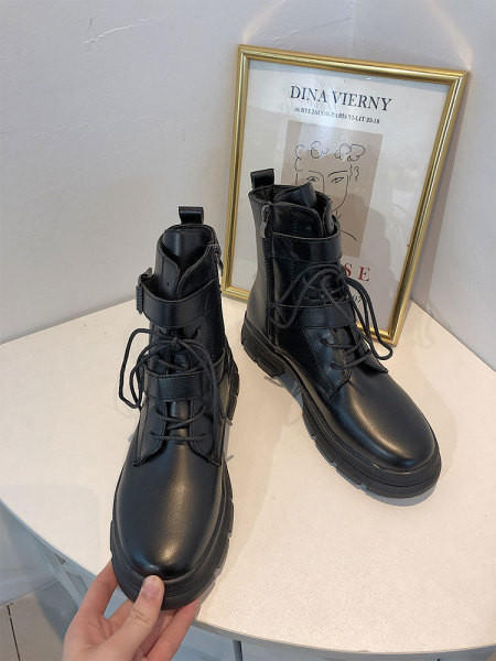 Öko bőrből készült fűzős női csizma új modellje fekete színben