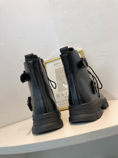 Öko bőrből készült fűzős női csizma új modellje fekete színben