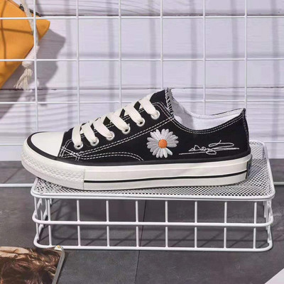 Alkalmi női tornacipő hímzéssel és nyakkendővel