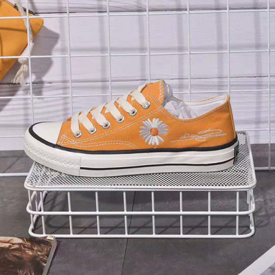 Alkalmi női tornacipő hímzéssel és nyakkendővel