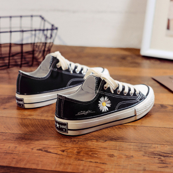 Naiste vabaaja tossud tikandite ja lipsudega