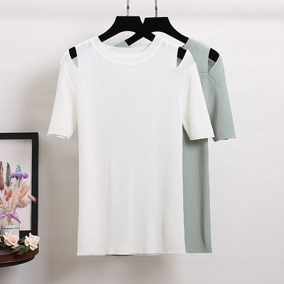 Stílusos női póló vékony kötésből, vállán kivágott részekkel