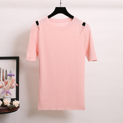 Stílusos női póló vékony kötésből, vállán kivágott részekkel