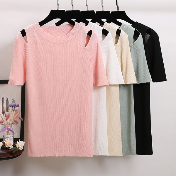 Stílusos női póló vékony kötésből, vállán kivágott részekkel