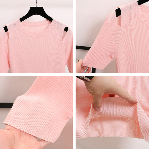 Stílusos női póló vékony kötésből, vállán kivágott részekkel