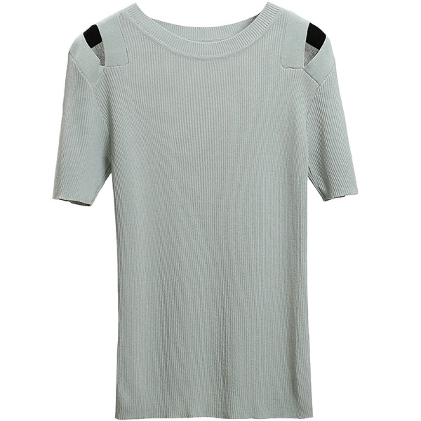 Stílusos női póló vékony kötésből, vállán kivágott részekkel