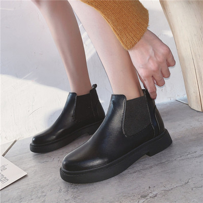 Eko bőrből készült női csizma lapos talppal, fekete színben