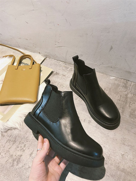 Naiste ökonahast saapad lameda tallaga musta värvi