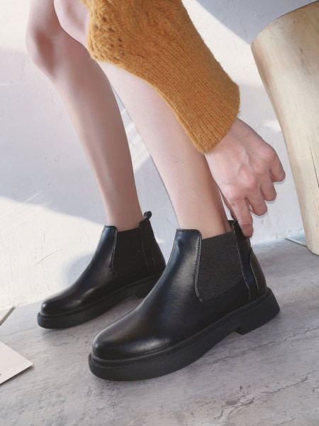 Naiste ökonahast saapad lameda tallaga musta värvi