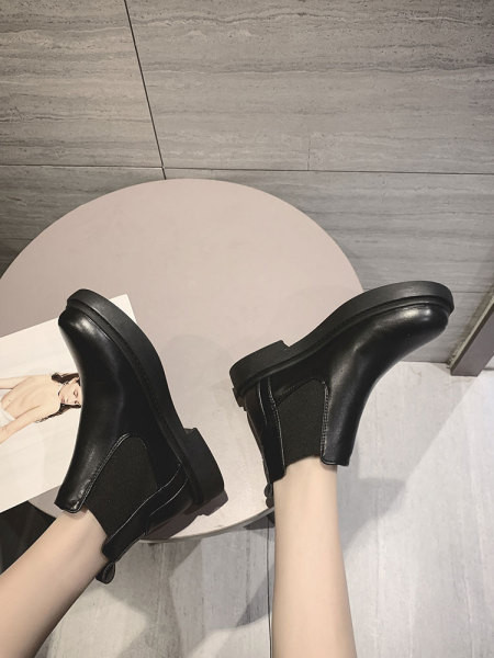 Naiste ökonahast saapad lameda tallaga musta värvi