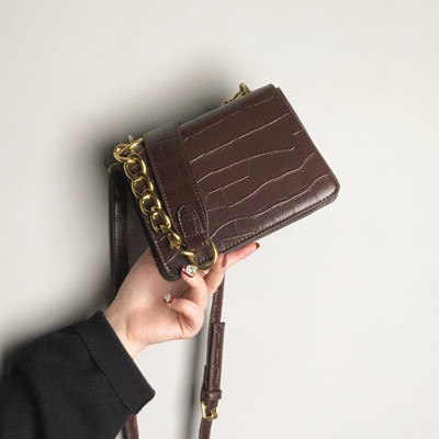 Stílusos női kistáska eco bőrből, lánc fogantyúval