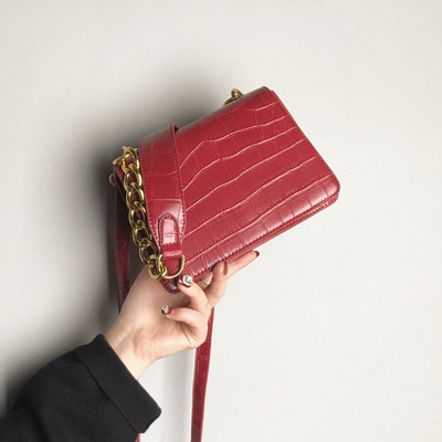 Stílusos női kistáska eco bőrből, lánc fogantyúval