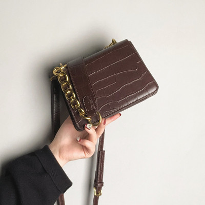 Stílusos női kistáska eco bőrből, lánc fogantyúval