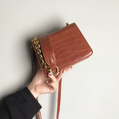 Stílusos női kistáska eco bőrből, lánc fogantyúval