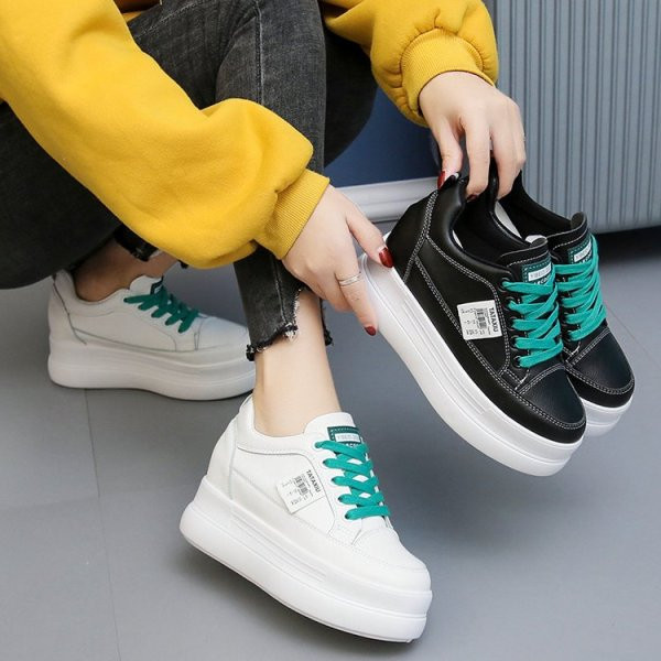 Női alkalmi tornacipő magas talppal és színes fűzőkkel - eko bőrből