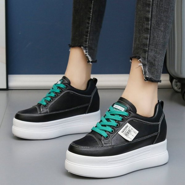 Női alkalmi tornacipő magas talppal és színes fűzőkkel - eko bőrből