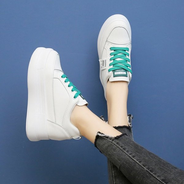 Női alkalmi tornacipő magas talppal és színes fűzőkkel - eko bőrből