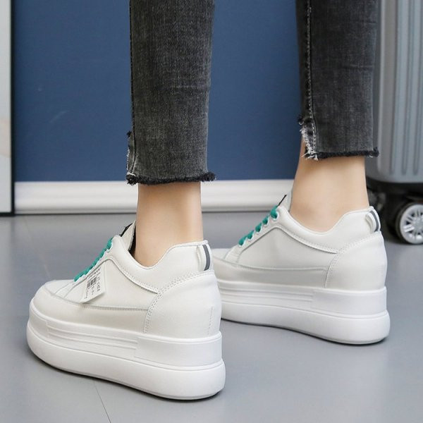 Női alkalmi tornacipő magas talppal és színes fűzőkkel - eko bőrből