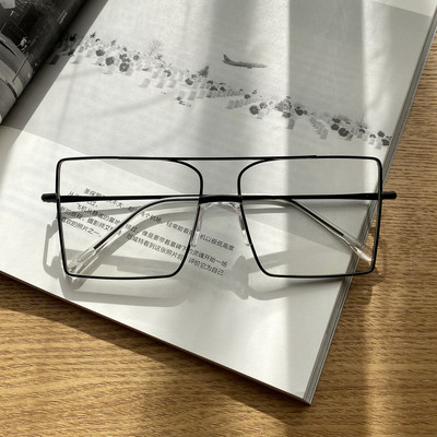 Modern női szemüveg négyzet alakú, vékony fém kerettel