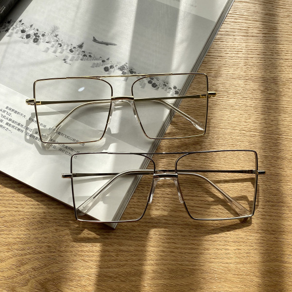 Modern női szemüveg négyzet alakú, vékony fém kerettel