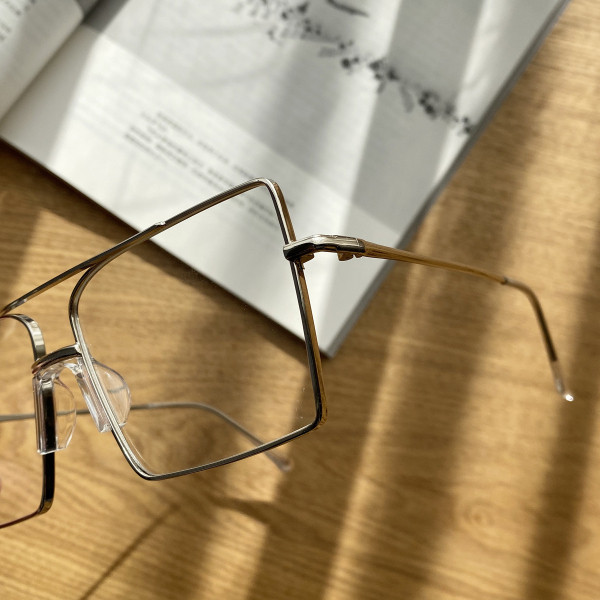 Modern női szemüveg négyzet alakú, vékony fém kerettel