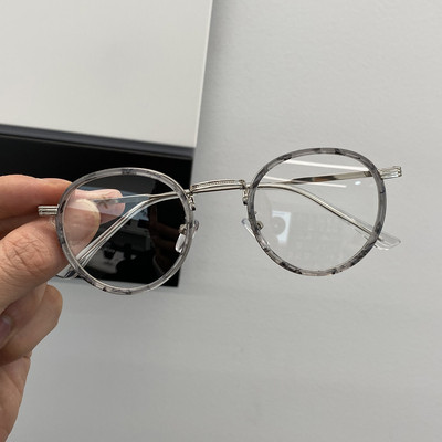 Stiilsed ümara kuju ja metallraamiga naiste prillid