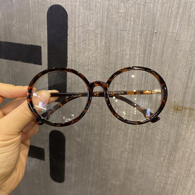Modern női szemüveg kerek formában, dioptria nélkül