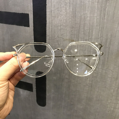 Elegáns női szemüveg új modellje kerek formával és fém kerettel