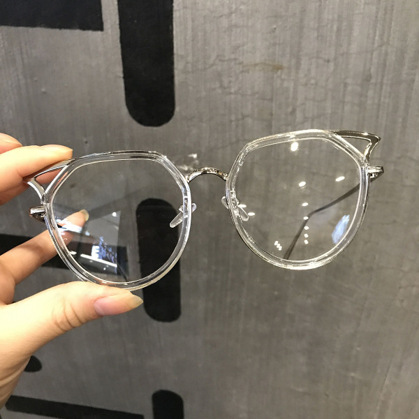 Elegáns női szemüveg új modellje kerek formával és fém kerettel