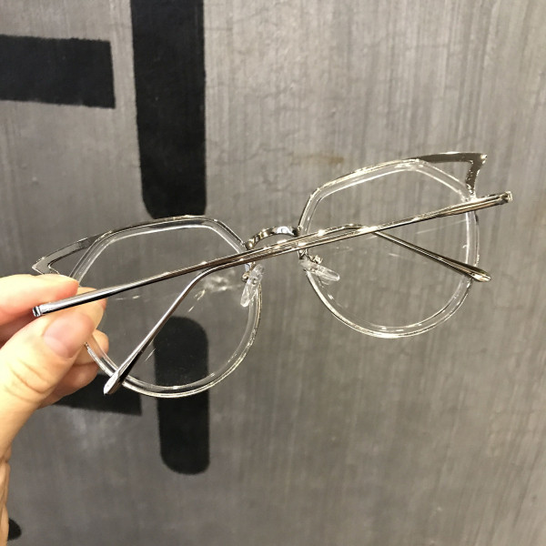 Elegáns női szemüveg új modellje kerek formával és fém kerettel