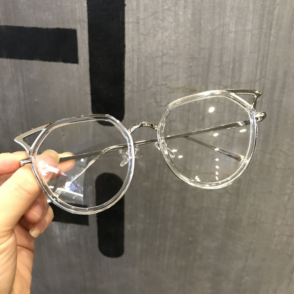 Elegáns női szemüveg új modellje kerek formával és fém kerettel