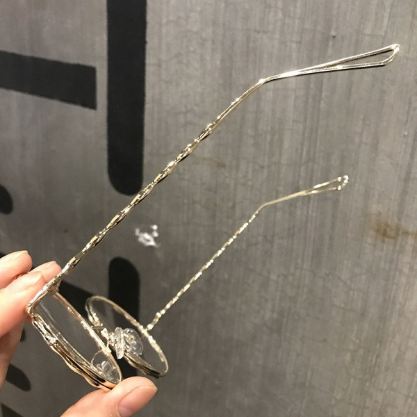 Hétköznapi női szemüveg kerek formával, fém kerettel