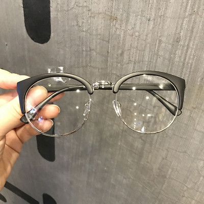 Aktualne ženske naočale okruglog oblika i plastičnog okvira