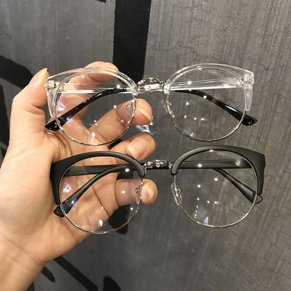 Aktualne ženske naočale okruglog oblika i plastičnog okvira