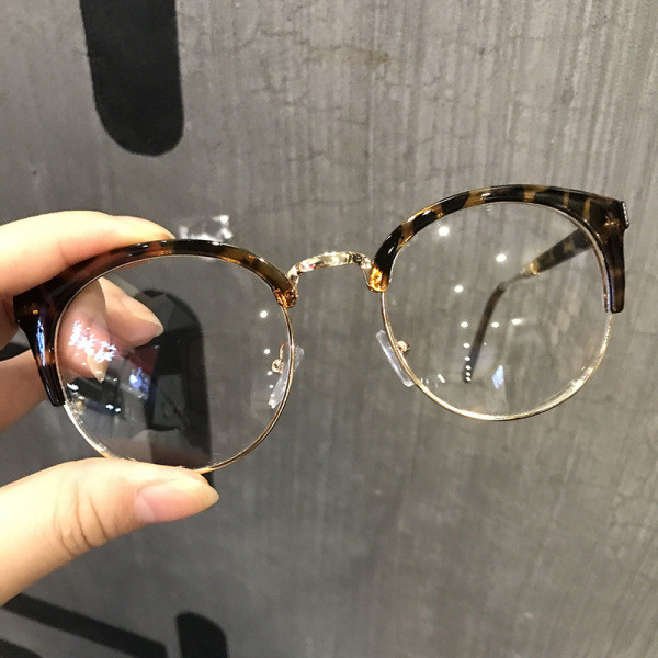 Aktualne ženske naočale okruglog oblika i plastičnog okvira